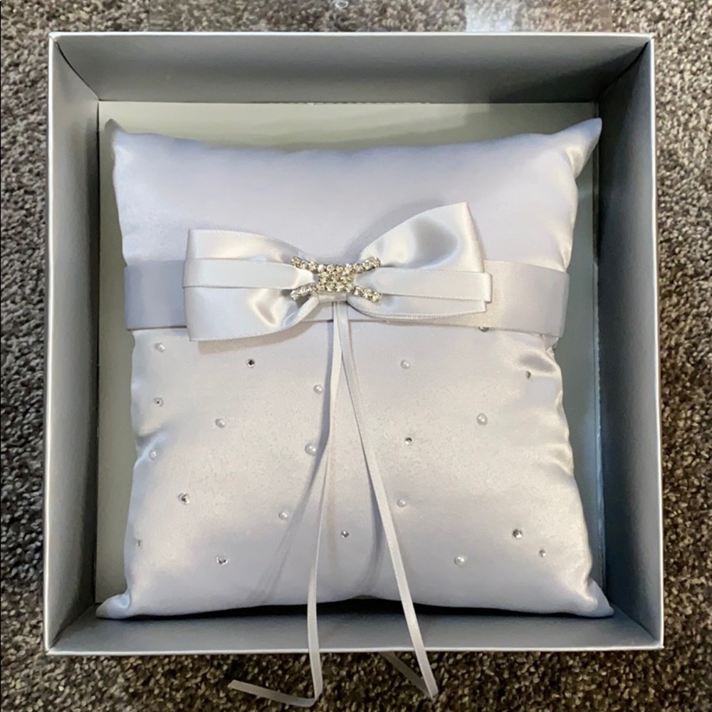 Like-New Silver Weddingstar Platinum-Ring Pillow